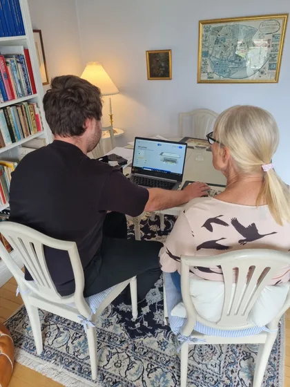 Sebastian og kunde kigger på laptop